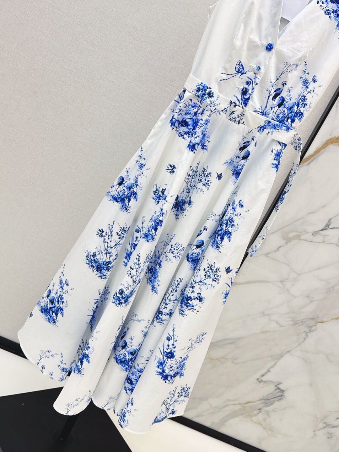 Dior Toile de Jouy Voyage Sleeveless Mid-Length Belted Dress in White and Blue Silk and Cotton Poplin. - Image 2