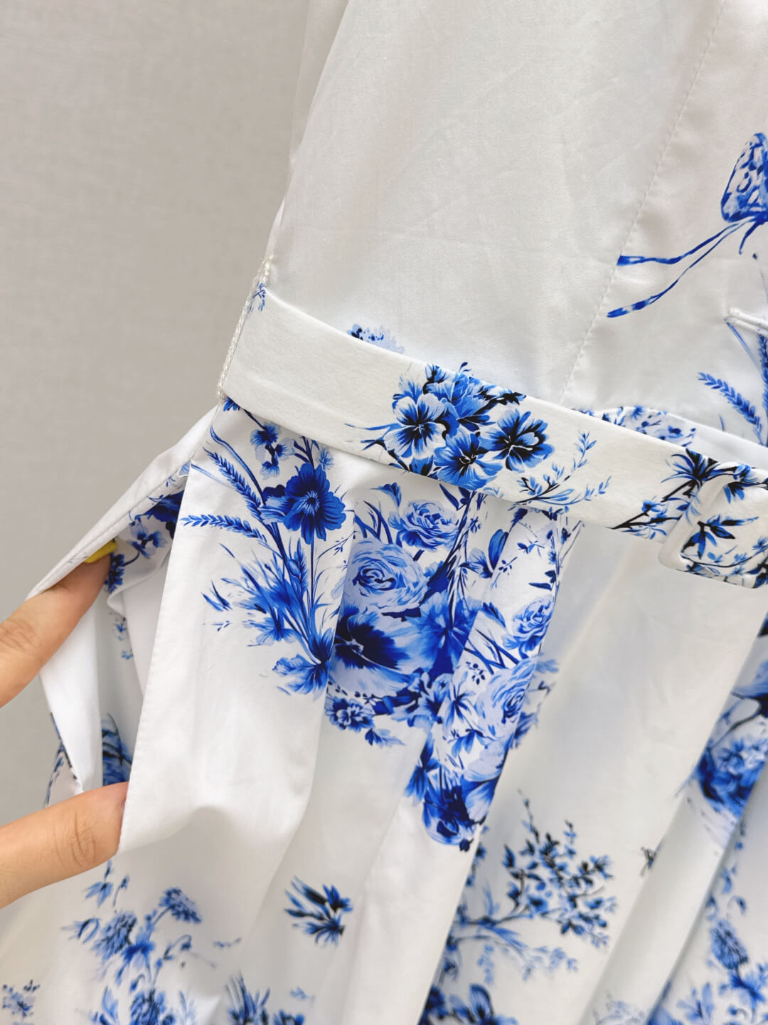 Dior Toile de Jouy Voyage Sleeveless Mid-Length Belted Dress in White and Blue Silk and Cotton Poplin. - Image 3