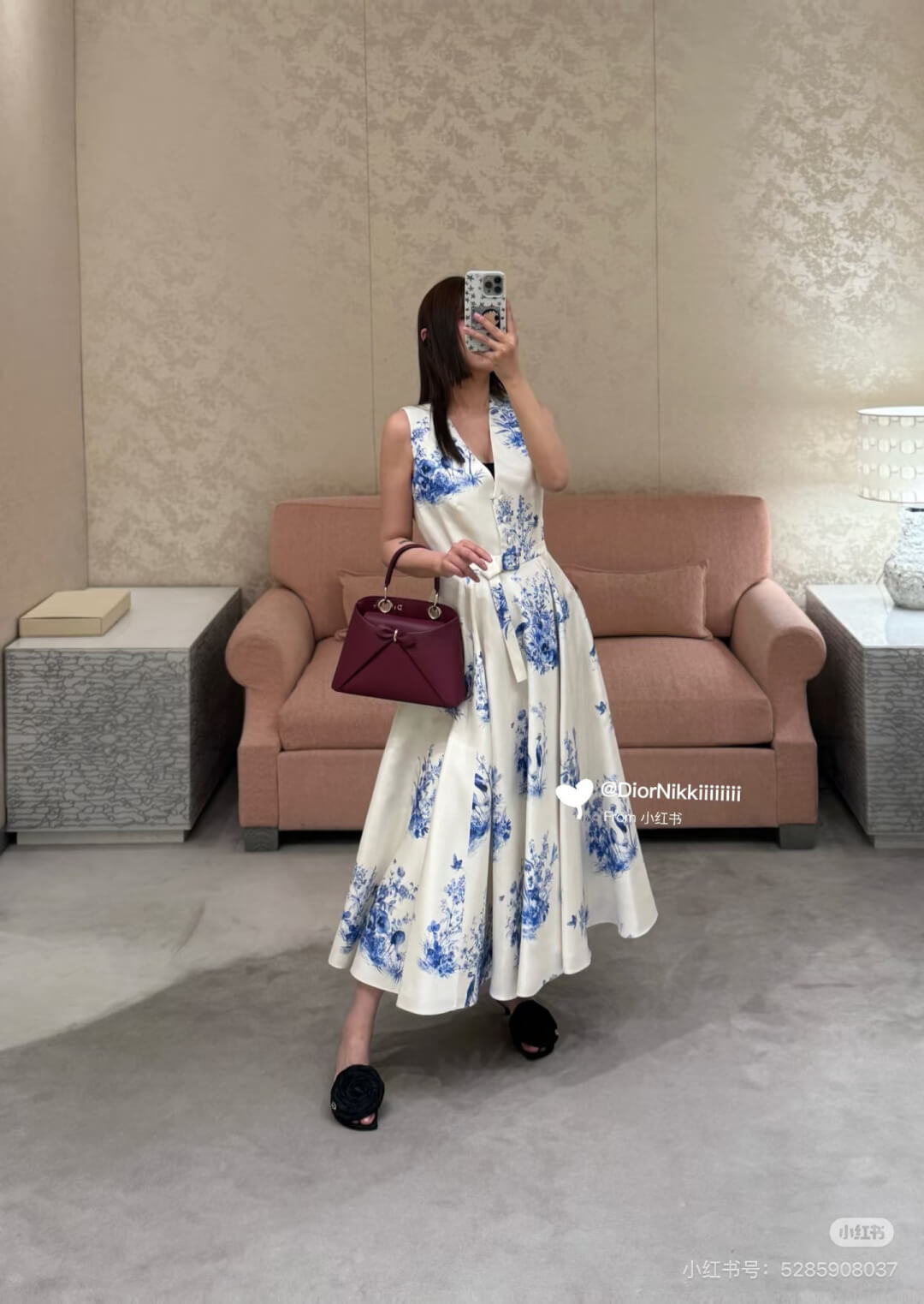 Dior Toile de Jouy Voyage Sleeveless Mid-Length Belted Dress in White and Blue Silk and Cotton Poplin. - Image 5