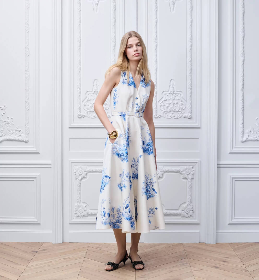Dior Toile de Jouy Voyage Sleeveless Mid-Length Belted Dress in White and Blue Silk and Cotton Poplin. - Image 7