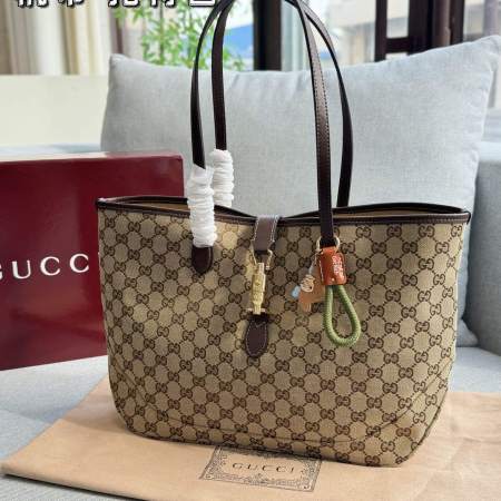 Gucci Jackie 1961 Medium GG Supreme Canvas Tote Bag with Piston Closure