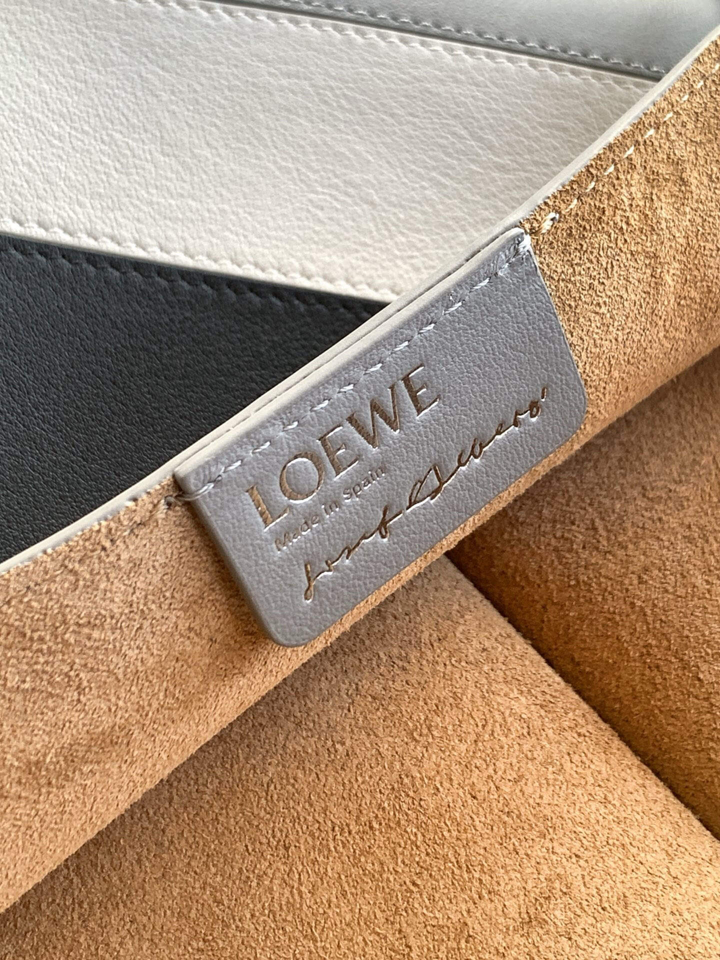 Loewe V Puzzle Tote Bag in Classic Calfskin Multicolour Leather - Image 2