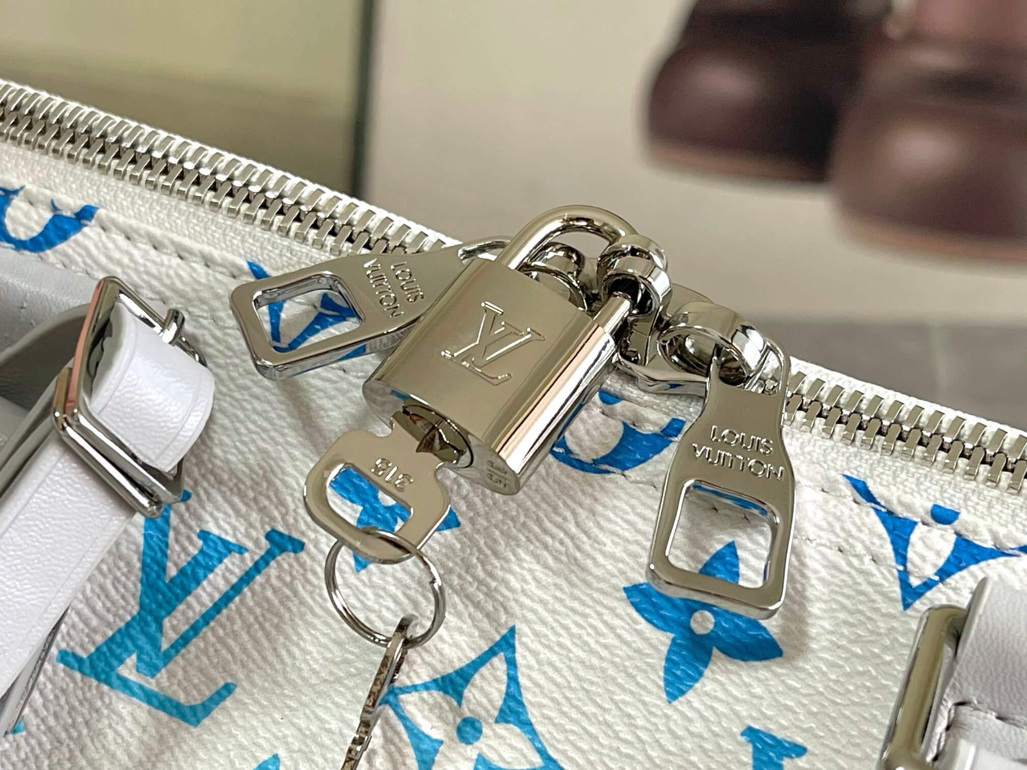 Louis Vuitton Monogram Sunset Keepall Bandoulière 50 White Rainbow Canvas Travel Bag - Image 4