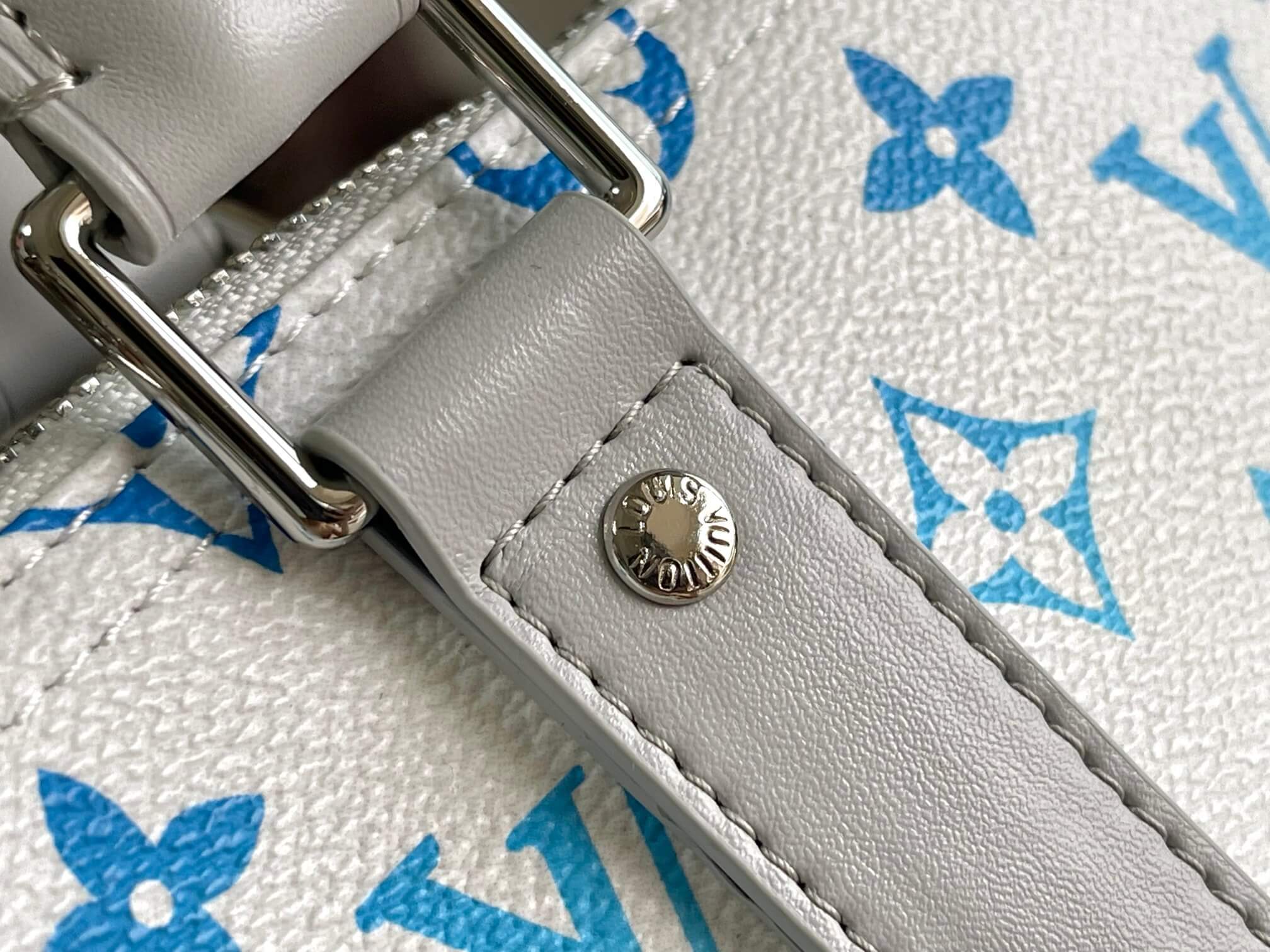 Louis Vuitton Monogram Sunset Keepall Bandoulière 50 White Rainbow Canvas Travel Bag - Image 6