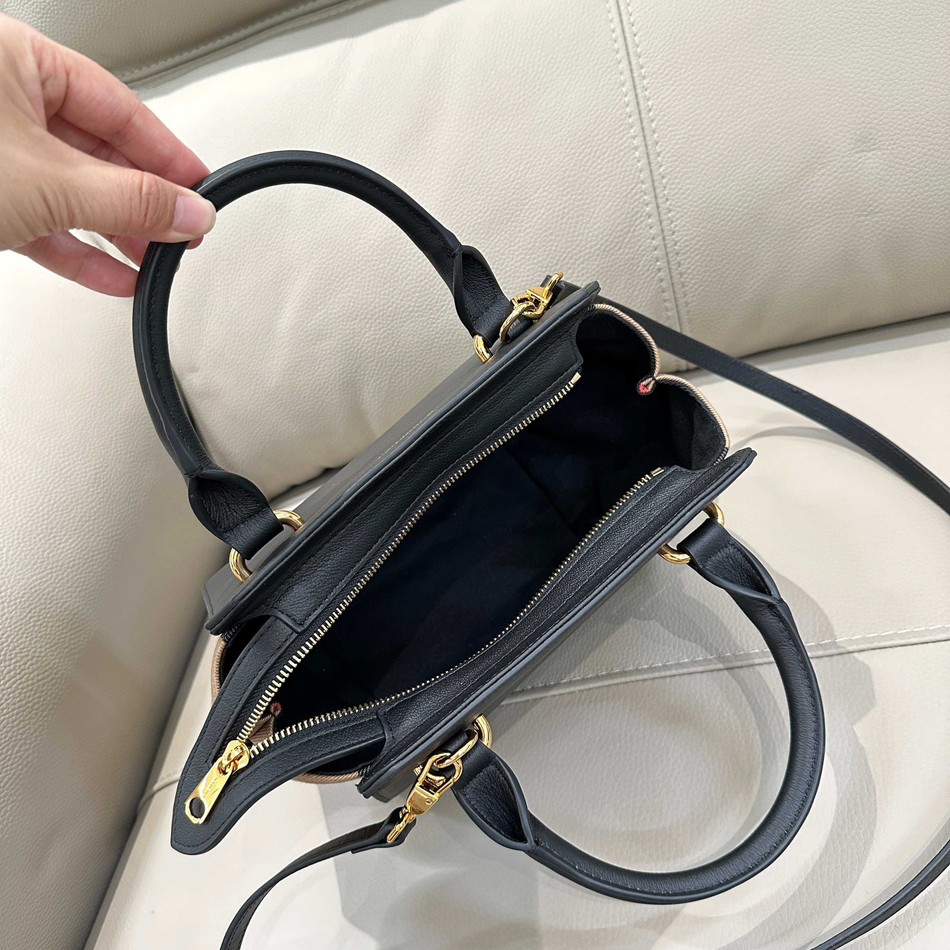 Burberry Small Banner Vintage Check and Leather Tote Bag in Black. - Image 5