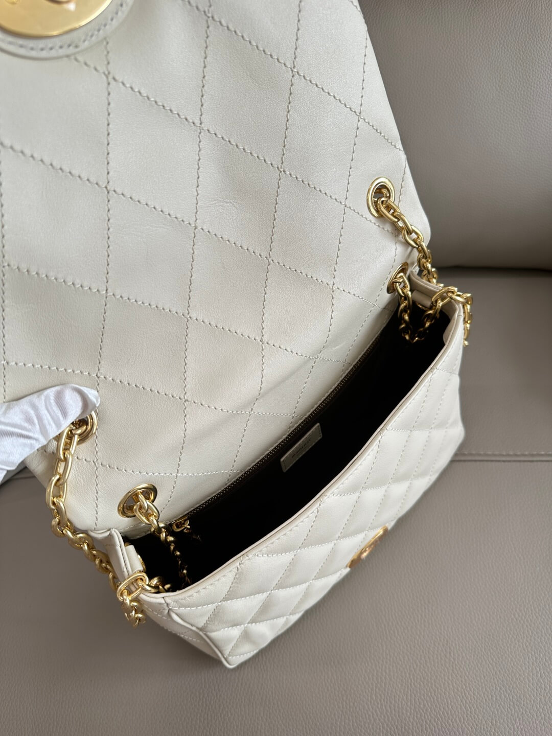 Burberry Small Rocking Horse Quilted Leather Shoulder Bag in White. - Image 6