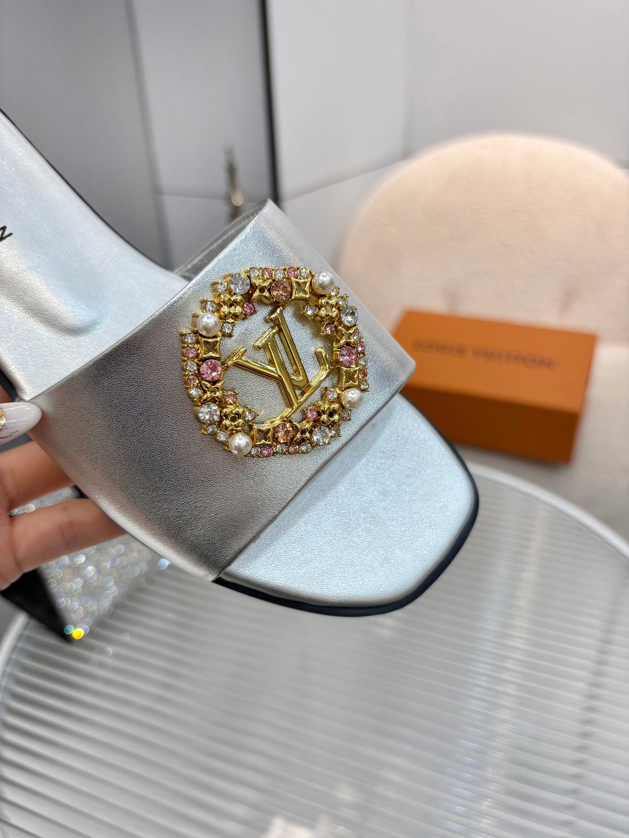 Louis Vuitton Silver LV Mare Flat Mules - Image 6