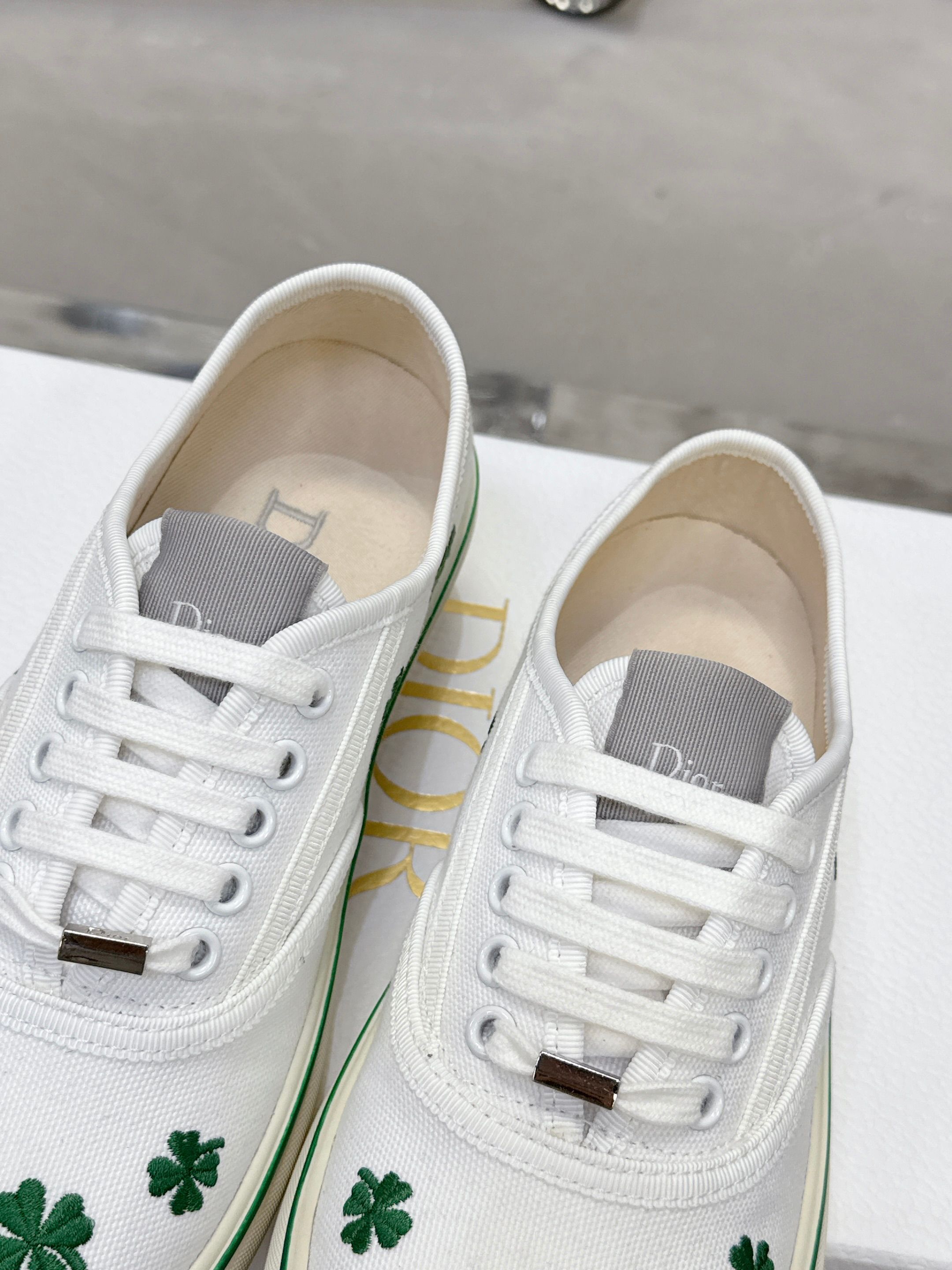 Dior Saltwind White & Green Clover Low-Top Sneakers - Image 4