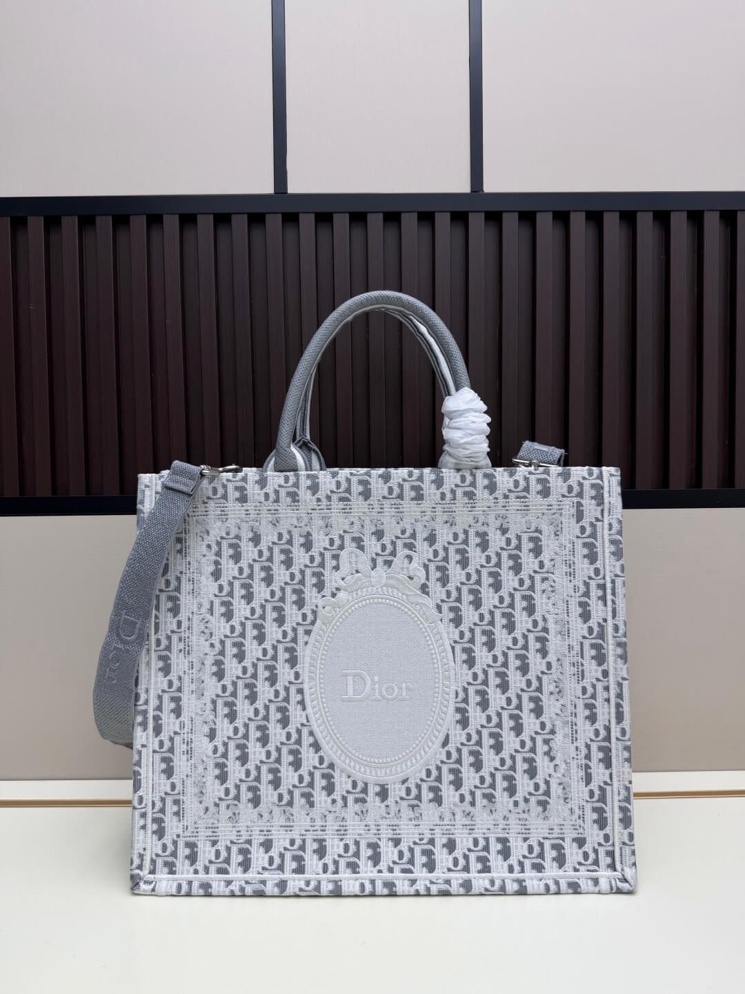 Dior Medium Book Tote with Strap – Grey Dior Oblique Embroidery & Dior Médaillon