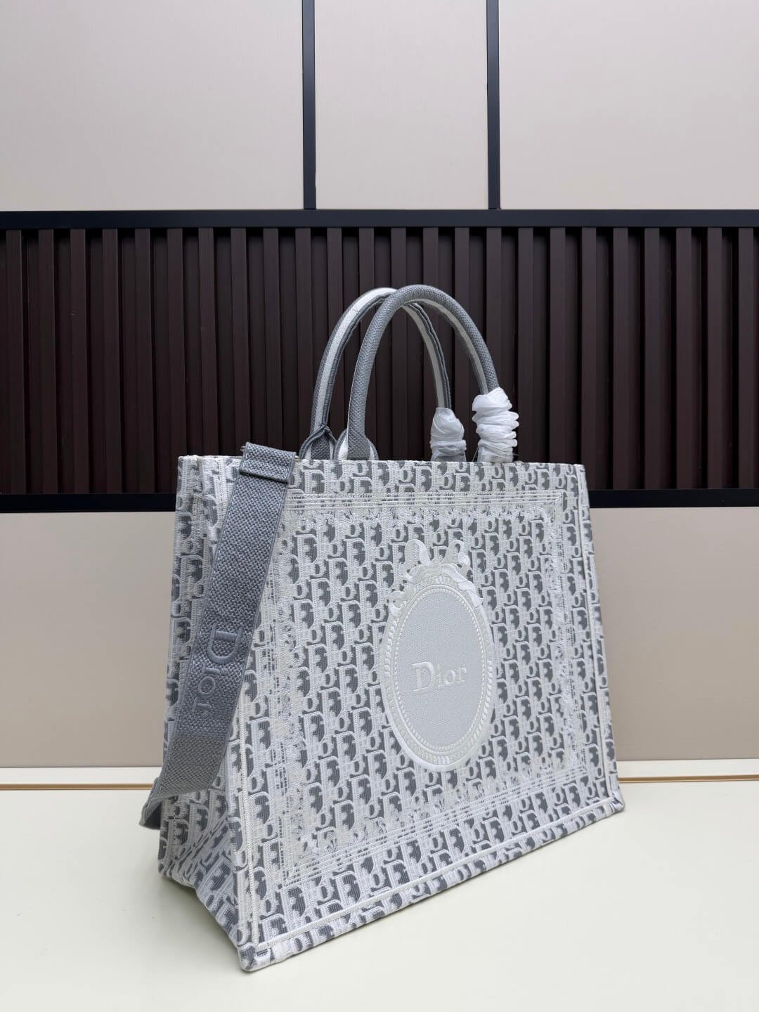 Dior Medium Book Tote with Strap – Grey Dior Oblique Embroidery & Dior Médaillon - Image 2