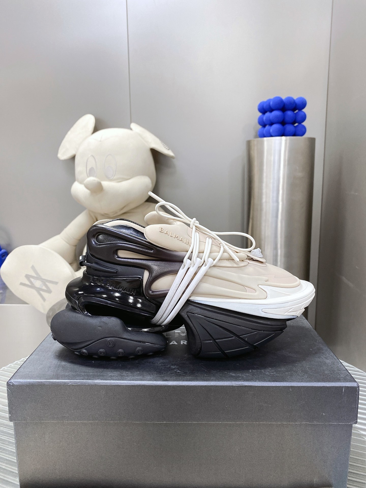 Balmain Unicorn Low-Top Ivory & Black Gradient Sneakers - Image 6