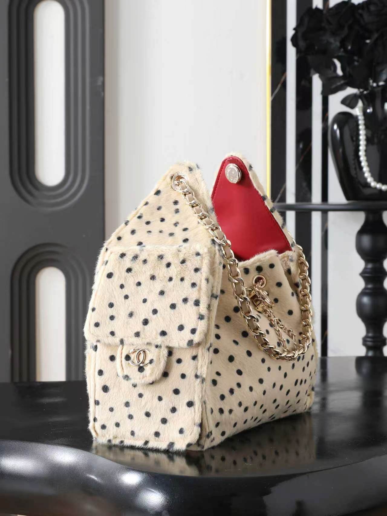 Chanel 25 Small Shearling Spotted Polka Dot Drawstring Bag in Beige and Black - Image 4