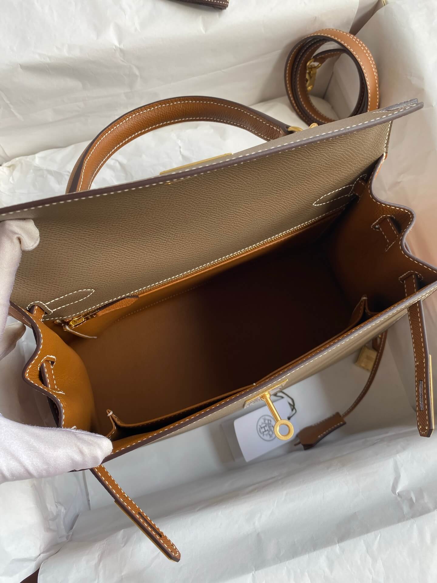 Hermès Kelly 25 Sellier Tri-Color Epsom Leather Bag with Gold Hardware - Image 2