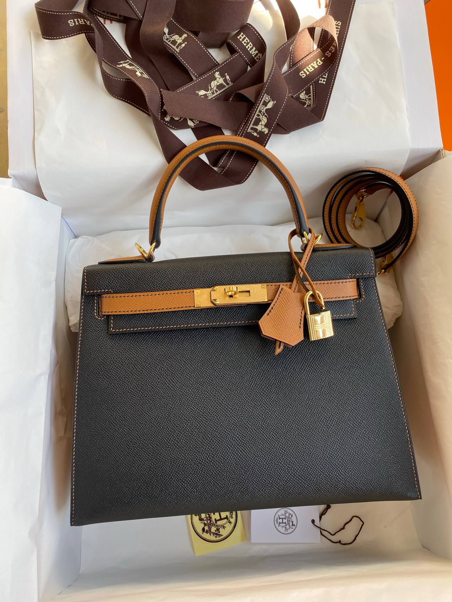 Hermès Special Order HSS Kelly 28 Sellier Bi-Colour Noir & Gold Epsom Leather Bag with Gold Hardware